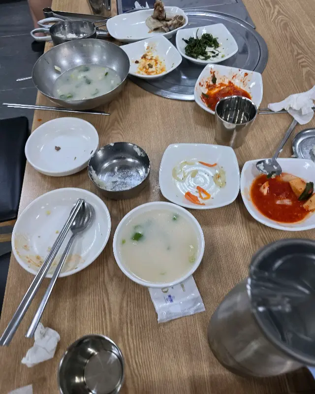 깨끗하게 비워진 식탁