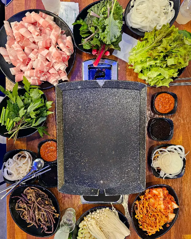 테이블 가득 차려진 푸짐한 한 상 차림