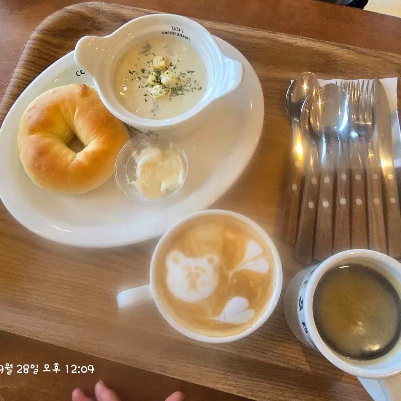 타타스베이글의 대표 메뉴, 베이글과 라떼