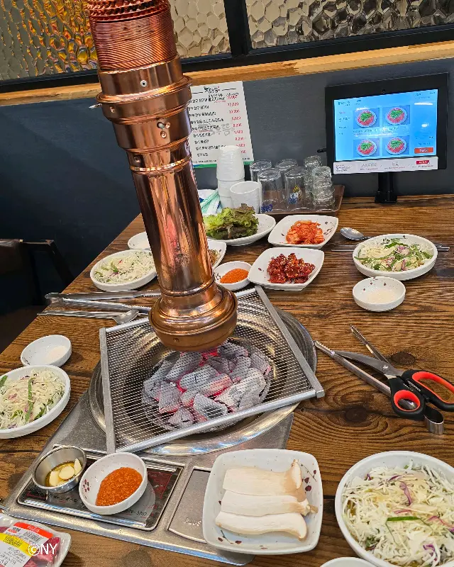 숯불 위에서 익어가는 한우 꽃살