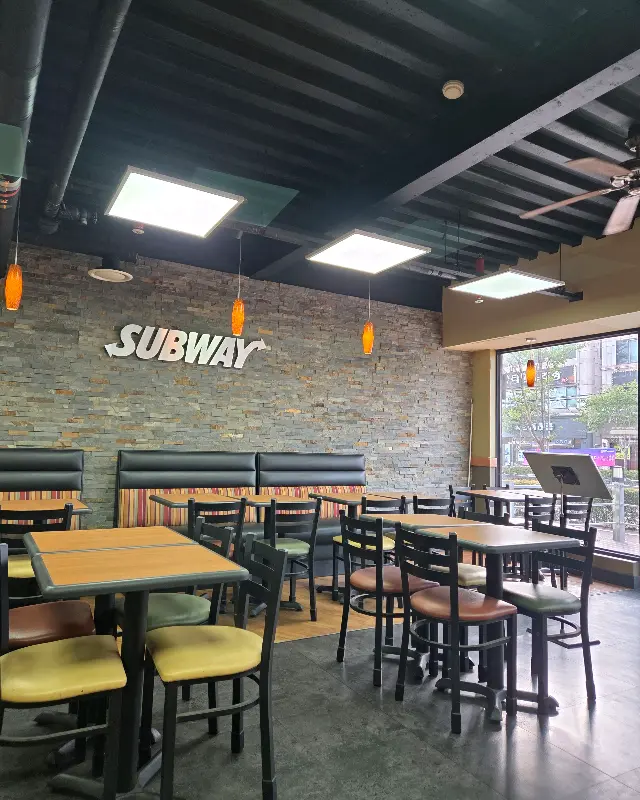 넓고 쾌적한 매장 내부