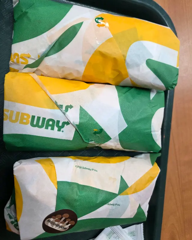 포장된 샌드위치들