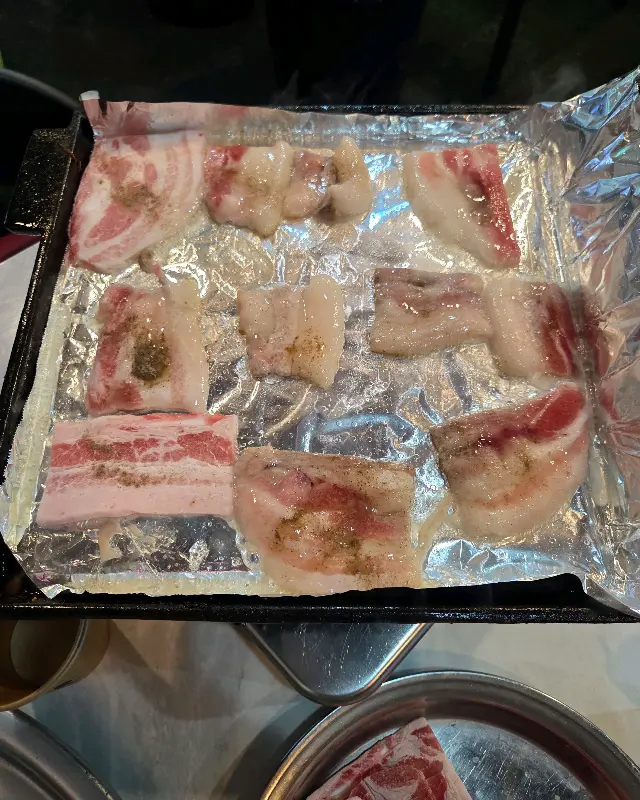 불판 위에 구워지고 있는 냉삼겹살