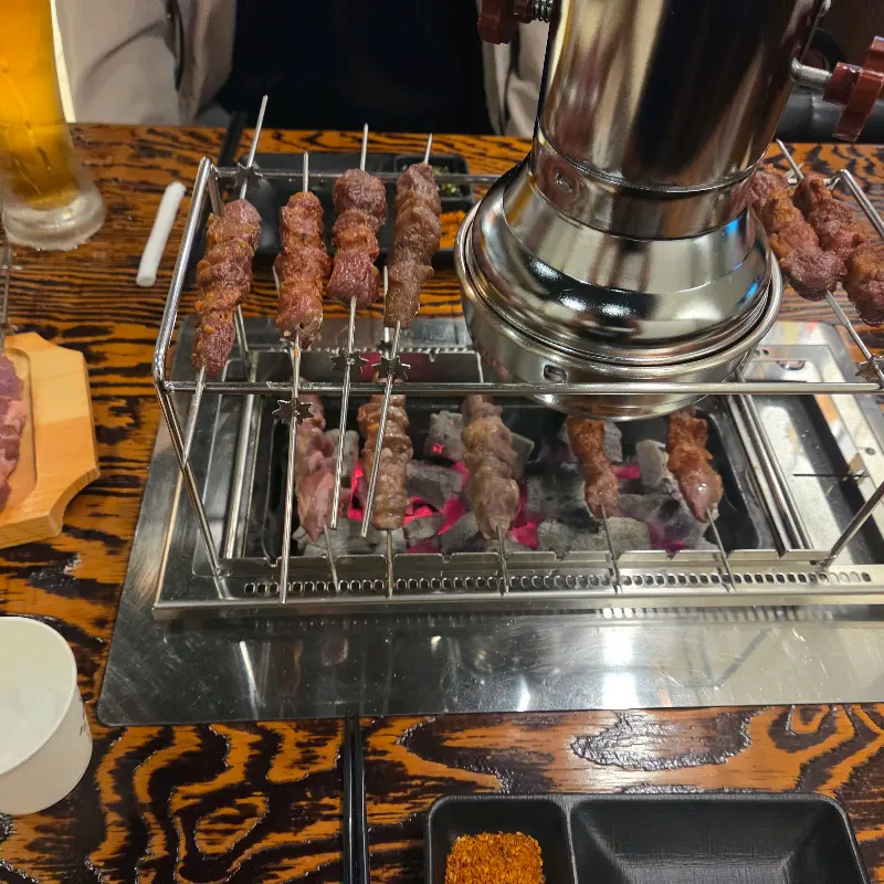 테이블 위 숯불과 양꼬치