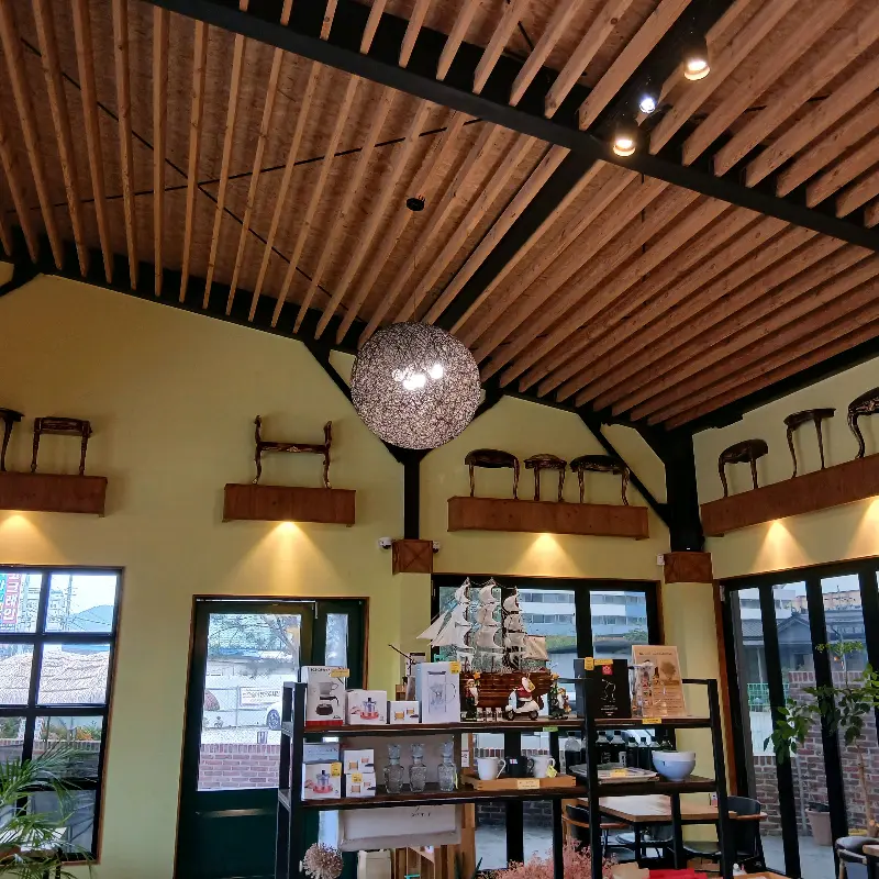 카페 내부 인테리어