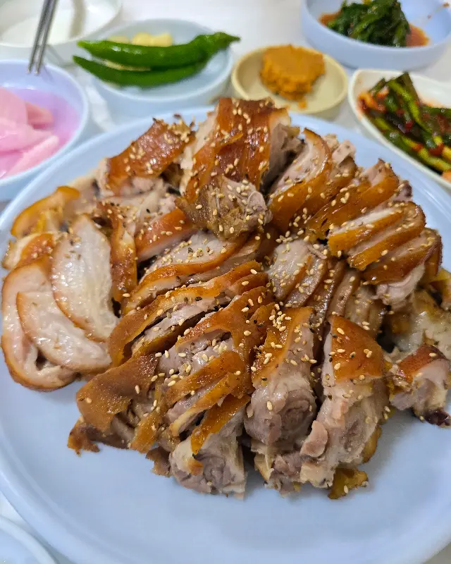 윤기가 흐르는 족발