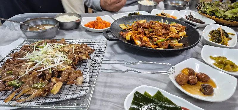 석쇠불고기와 제육볶음을 함께 즐길 수 있는 푸짐한 상차림