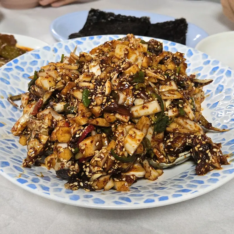 테이블 가득한 밑반찬과 참게장