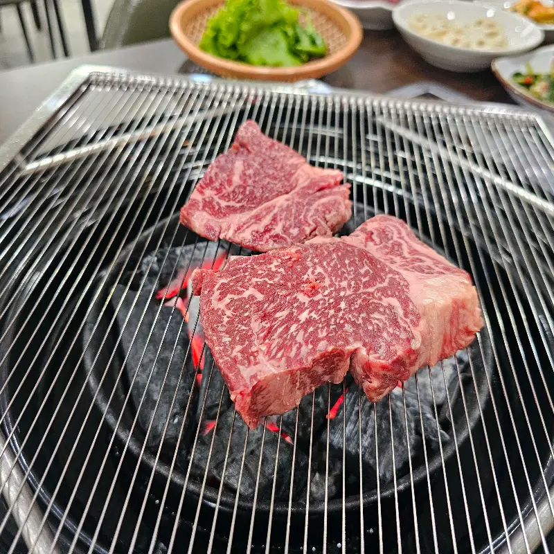 숯불 위에 구워지는 소고기