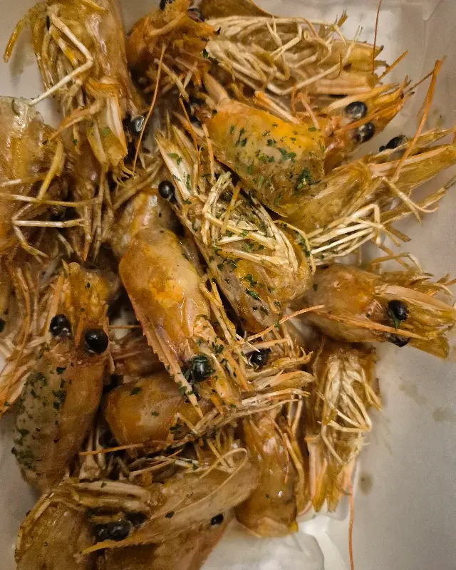 바삭하게 튀겨진 새우 머리 튀김