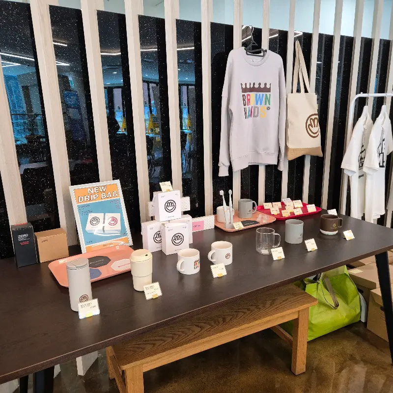 카페 내부에 마련된 굿즈 판매 공간