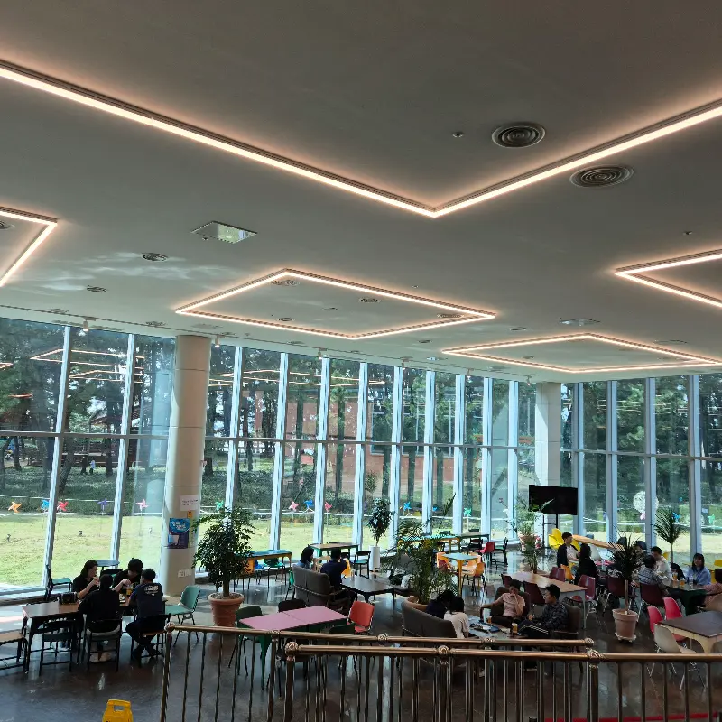 카페 내부 전경