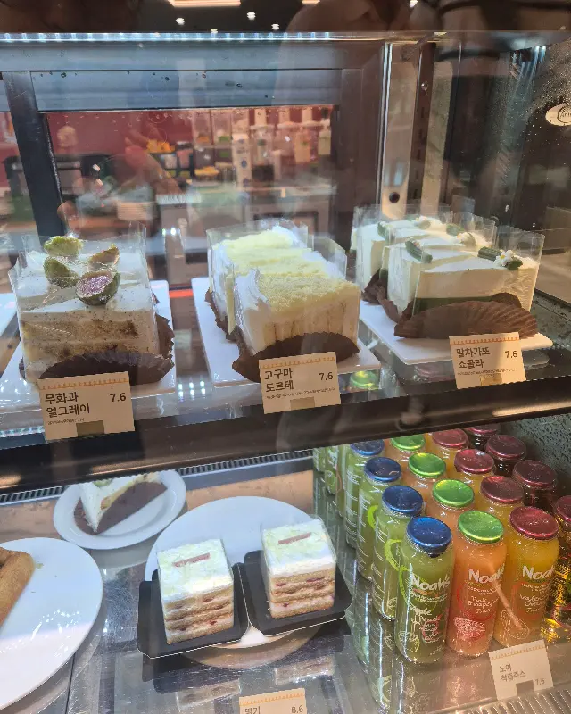 쇼케이스 안에 진열된 다양한 케이크