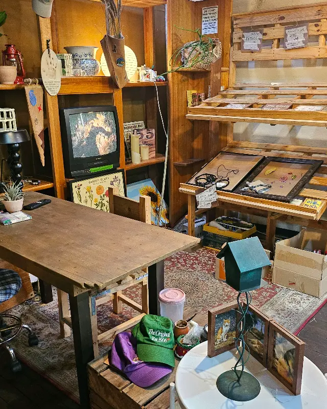 빈티지한 소품들이 가득한 공간