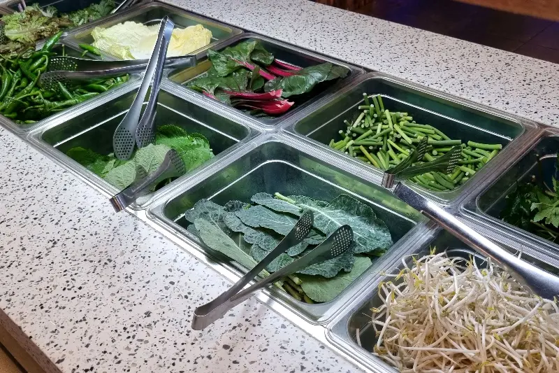 신선한 채소와 반찬이 가득한 셀프바
