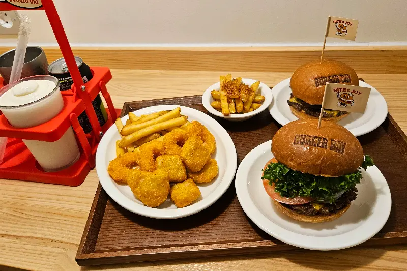 햄버거, 감자튀김, 밀크쉐이크의 완벽한 조합