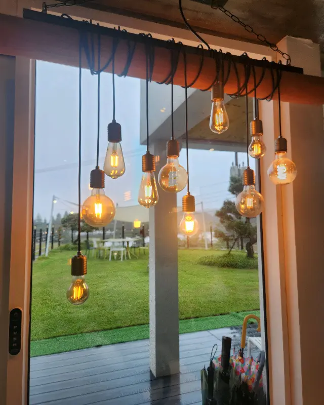 카페 천장의 독특한 조명