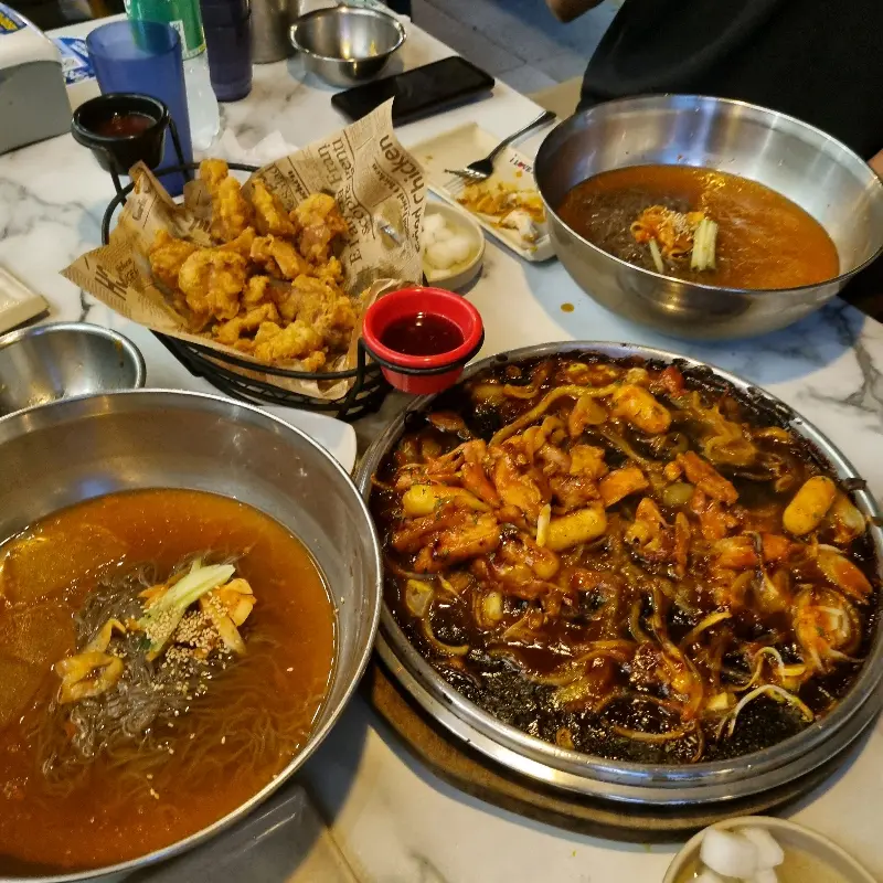 푸짐한 양의 참숯 치즈 바베큐