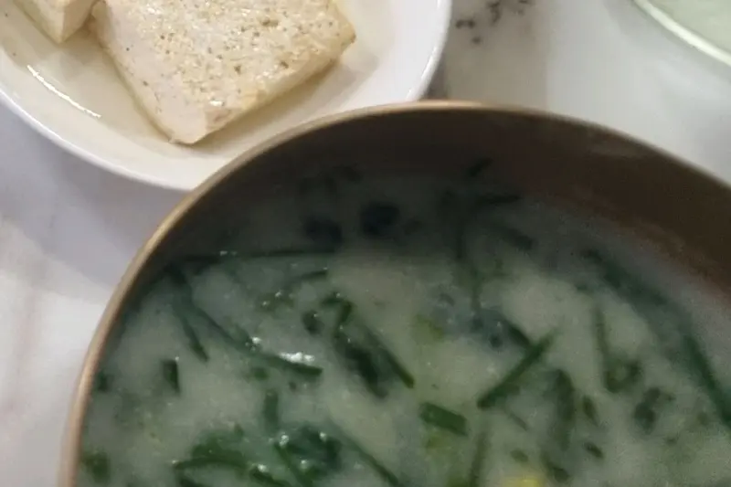 뽀얀 국물에 부추가 얹어진 고디탕