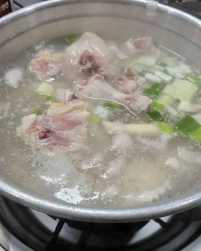 뽀얀 육수 속 닭고기