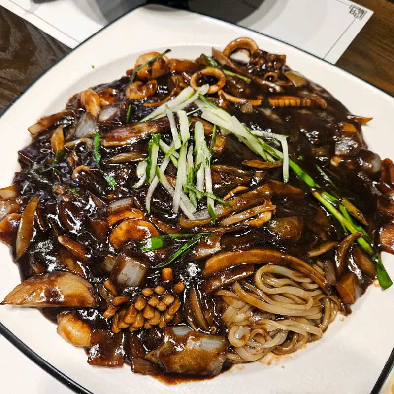 해물이 듬뿍 들어간 쟁반짜장의 모습