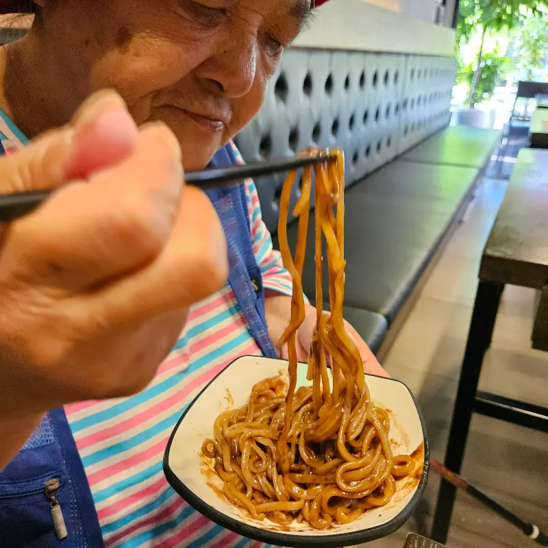 짜장면을 맛있게 먹는 아이의 모습