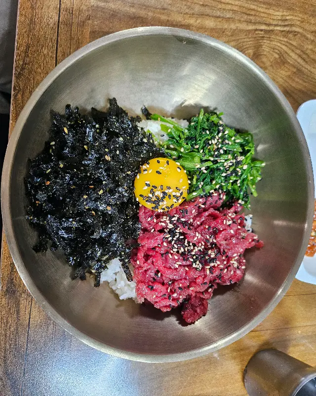 놋그릇에 담겨 나온 미나리 육회비빔밥