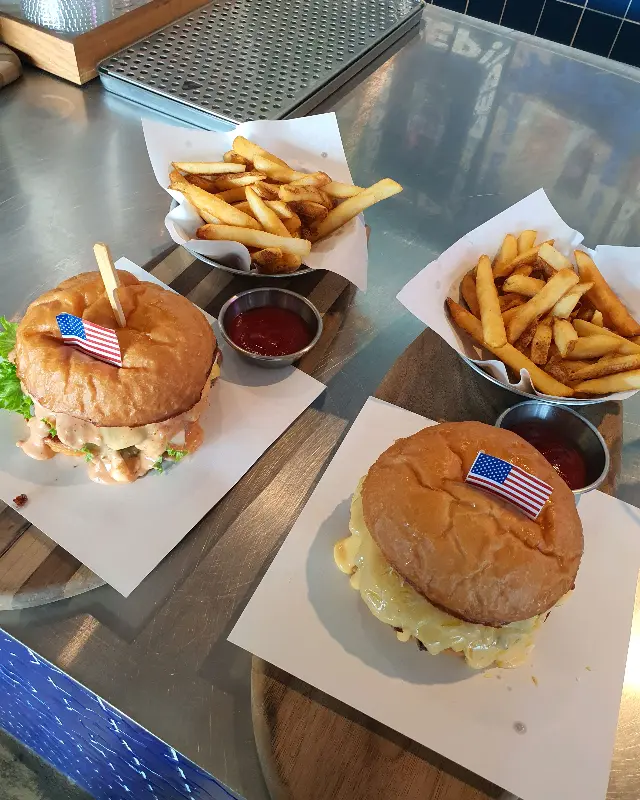 다양한 종류의 수제 버거와 감자튀김