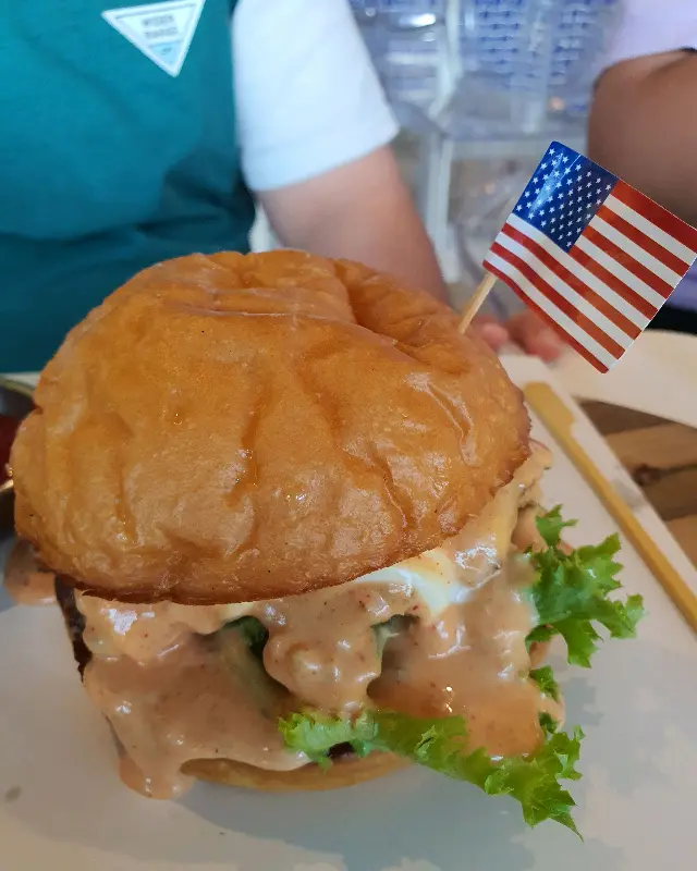 앙증맞은 미국 국기가 꽂힌 수제 버거