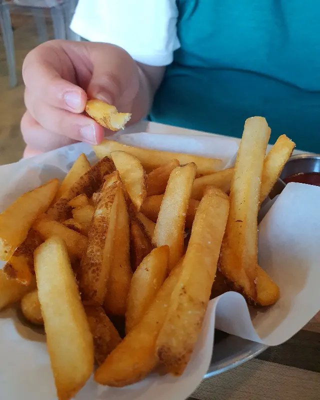 두툼한 감자튀김 클로즈업 샷