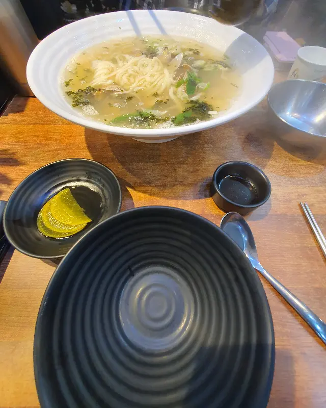 깔끔하게 차려진 칼국수 한 상