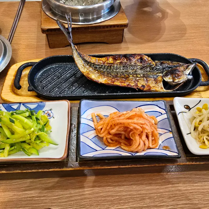 노릇노릇 구워진 고등어구이