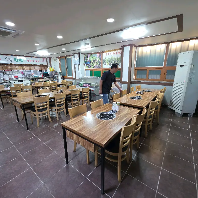 넓은 식당 내부