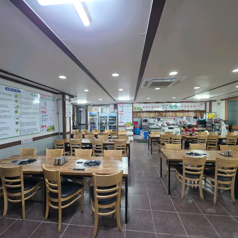 넓은 식당 내부