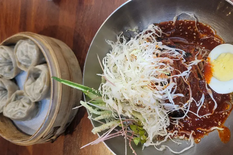 이조막국수 비빔막국수와 메밀만두