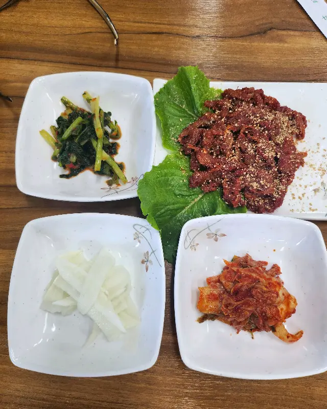 정갈하게 담겨 나온 밑반찬