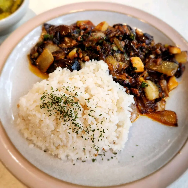 윤기가 좌르르 흐르는 어향가지덮밥