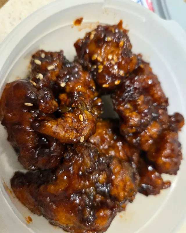 윤기가 흐르는 흑마늘 닭강정