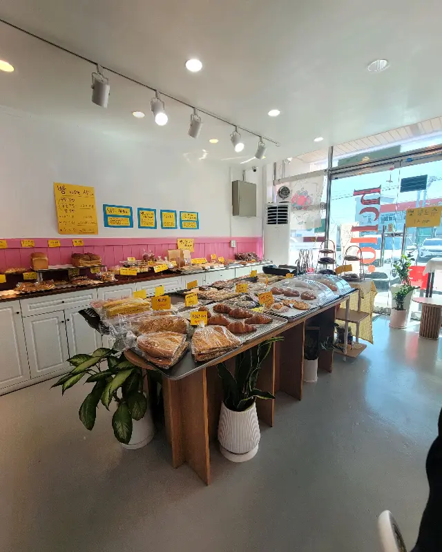 다양한 빵들이 진열된 내부 모습