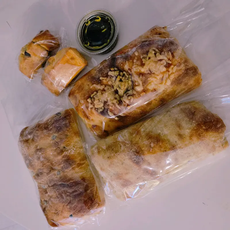 포장된 치아바타와 소금빵