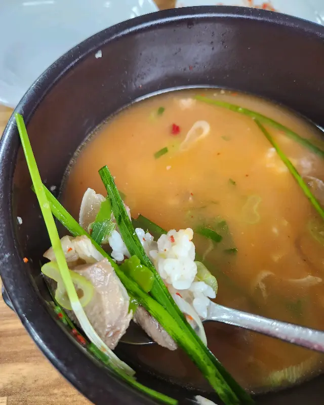 소머리국밥의 뽀얀 국물과 푸짐한 고기