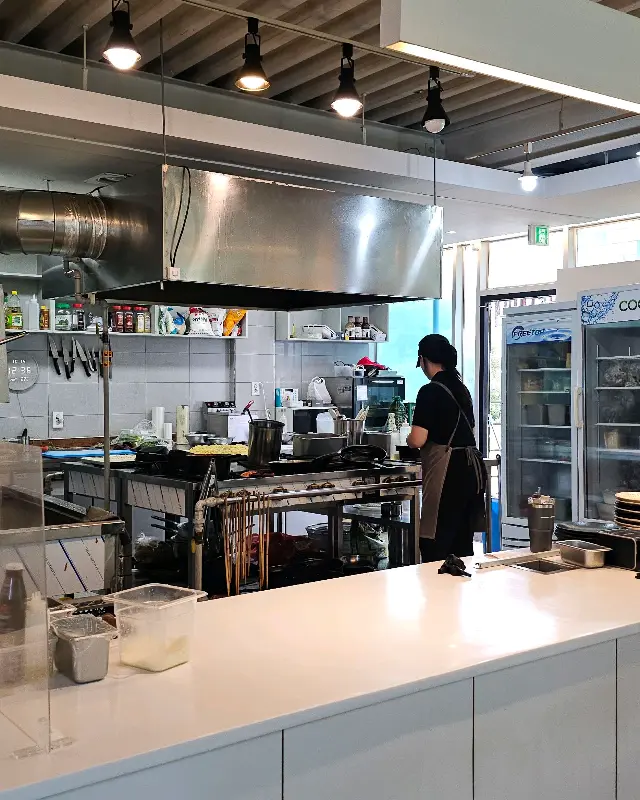 깔끔한 오픈 키친