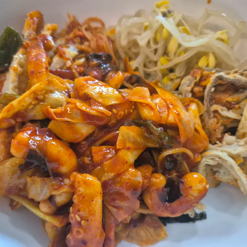 푸짐한 낙지볶음 한 상차림