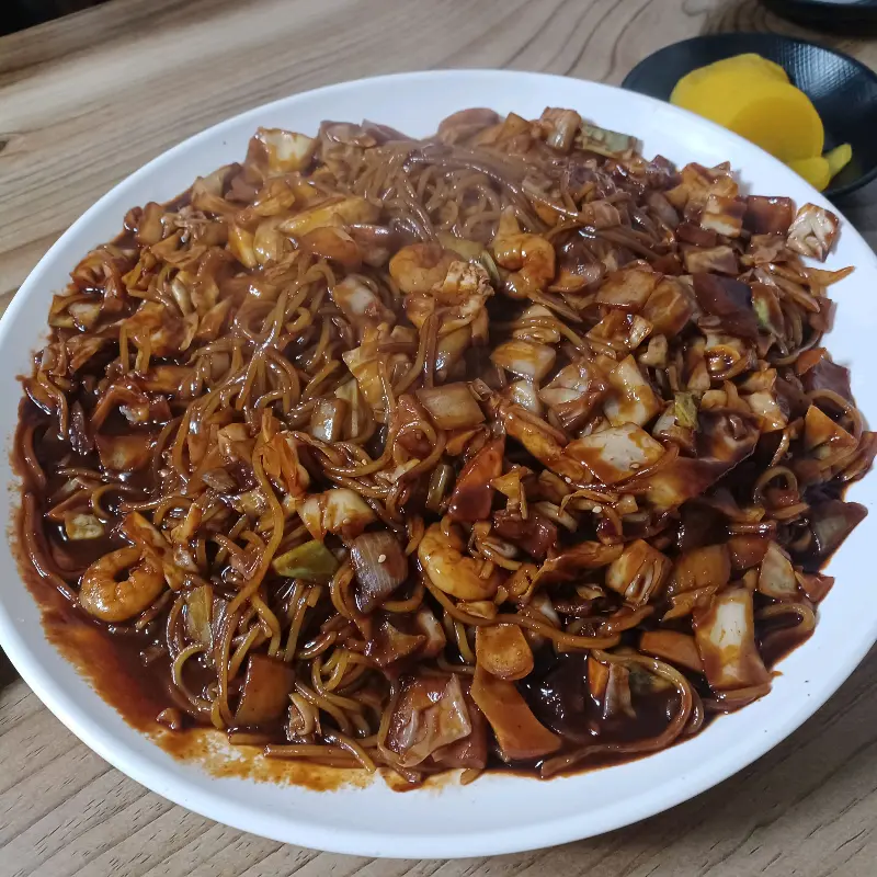 푸짐한 해물이 들어간 쟁반짜장
