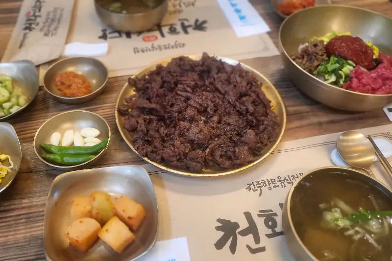 육회비빔밥과 석쇠불고기