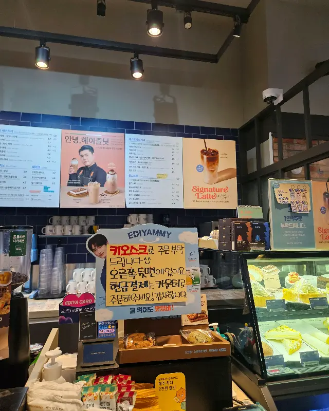 메뉴판과 디저트 쇼케이스