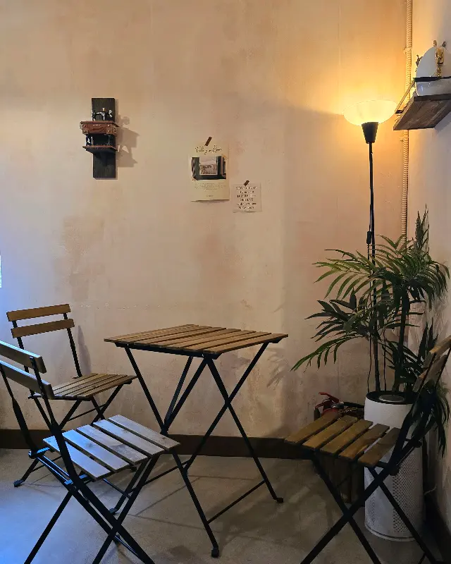 아늑한 분위기의 카페 내부