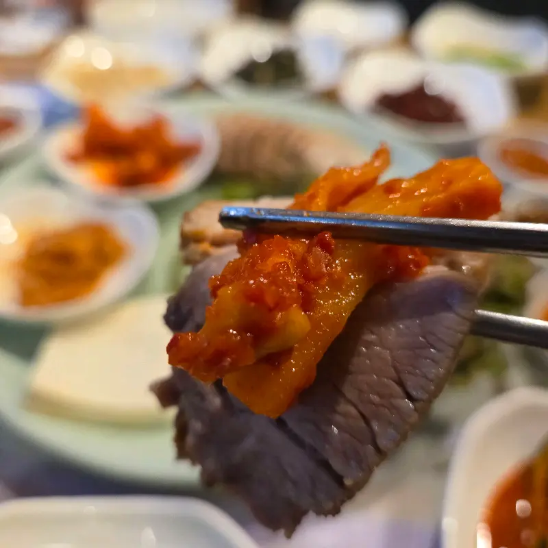 두부와 돼지고기 수육, 김치의 조화가 일품인 두부보쌈