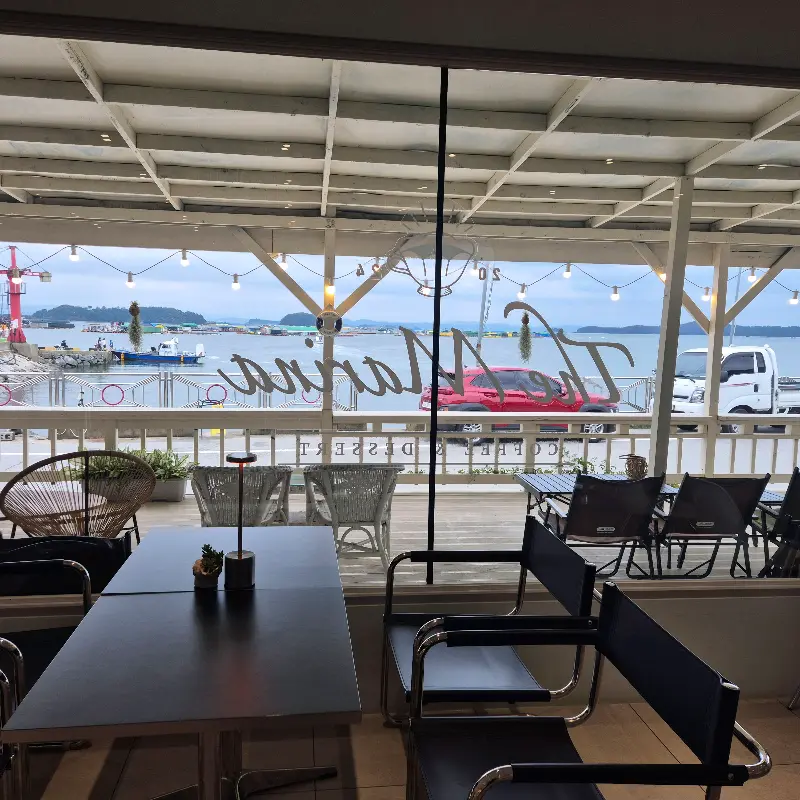 카페 내부에서 바라본 오션뷰