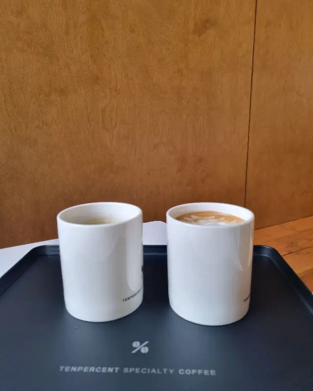 깔끔한 머그잔에 담긴 커피